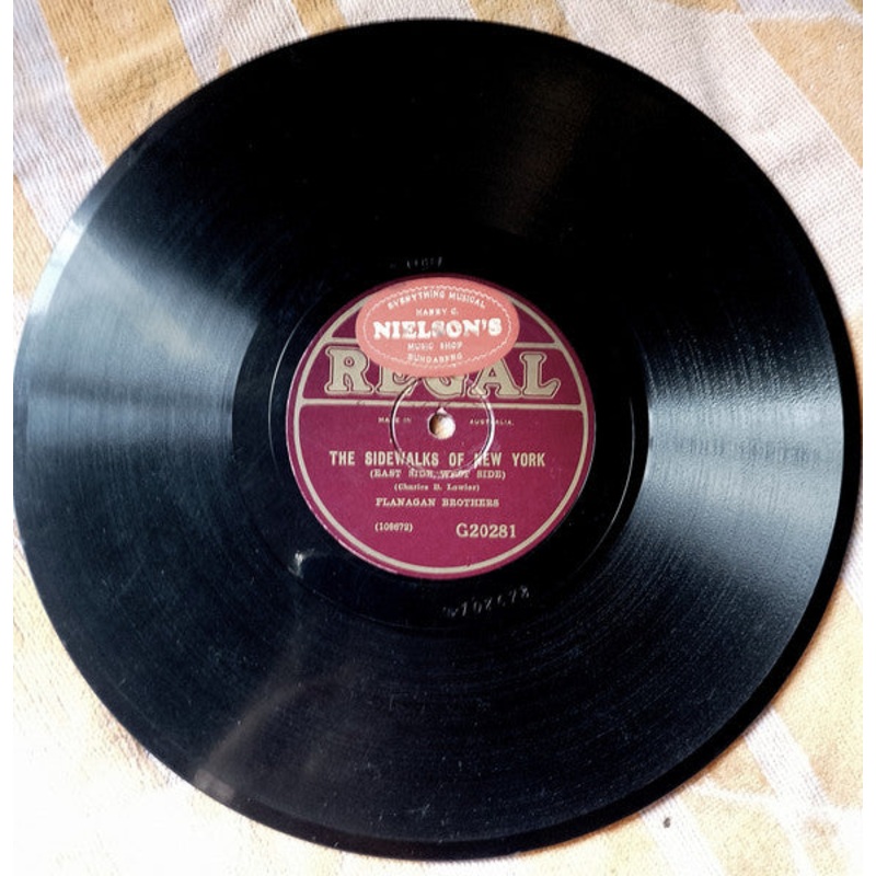 The Flanagan Brothers – The Sidewalks Of New York / Sweet Rosie O’Grady (Shellac, 10) (Good Plus (G+))